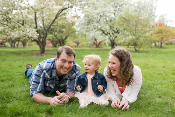 spring mini session for family photos natural outside uw arb