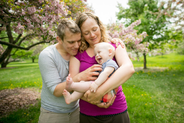 spring mini session for family photos natural outside