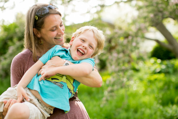 spring mini session for family photos natural outside nature