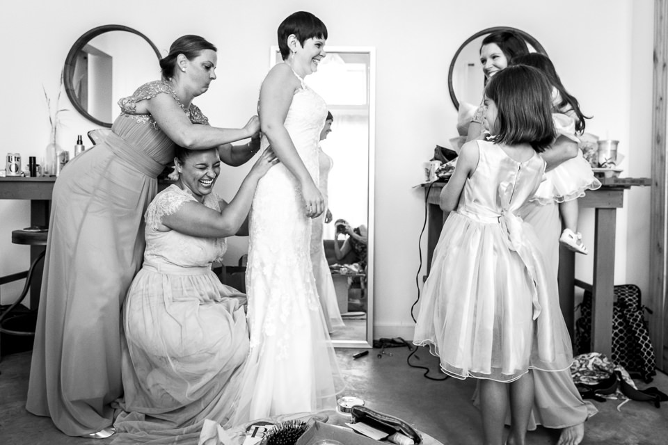 fun-bride-natural-off-beat-bride-candid-wedding-barn-getting-ready